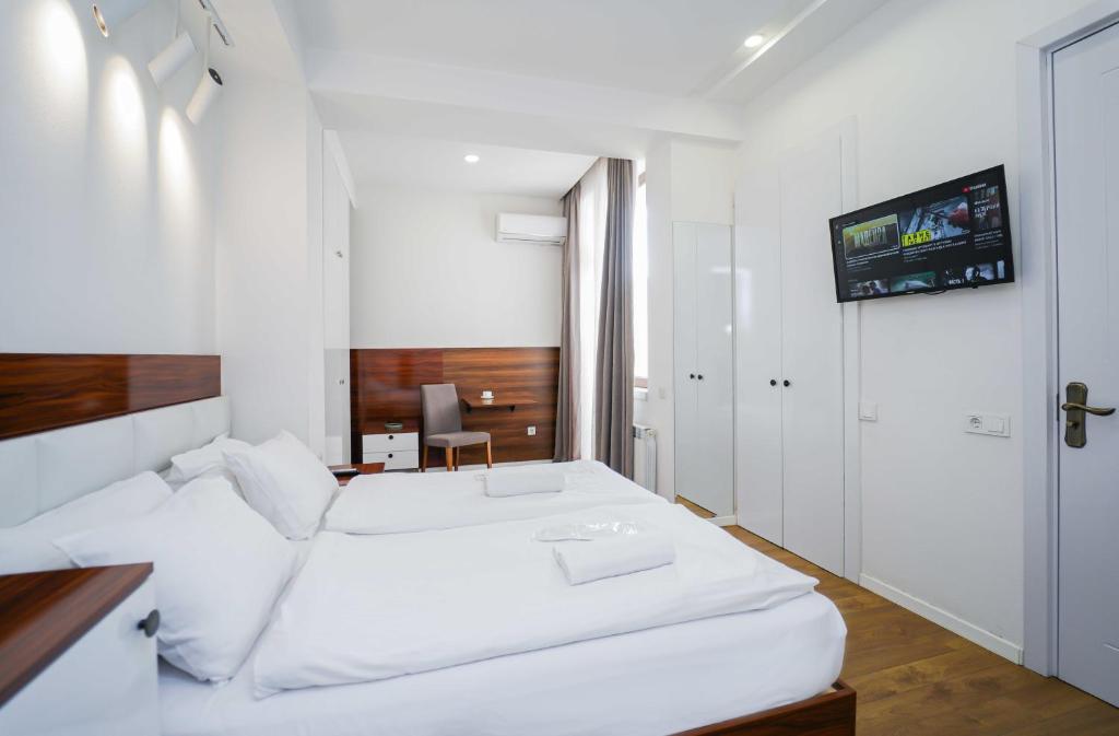 Hotel type room with mini kitchen and balcony on Melikishvili, city center در تفلیس