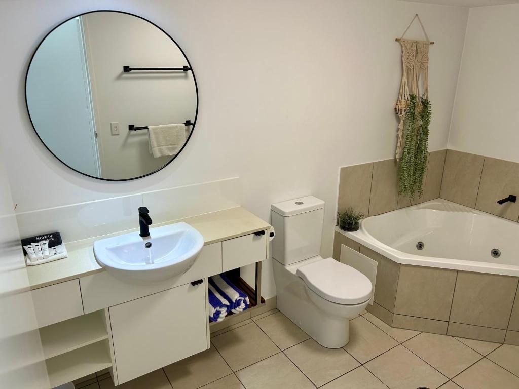 Koupelna v ubytování Bargara Oceanfront Luxury Grd Flr Apartment