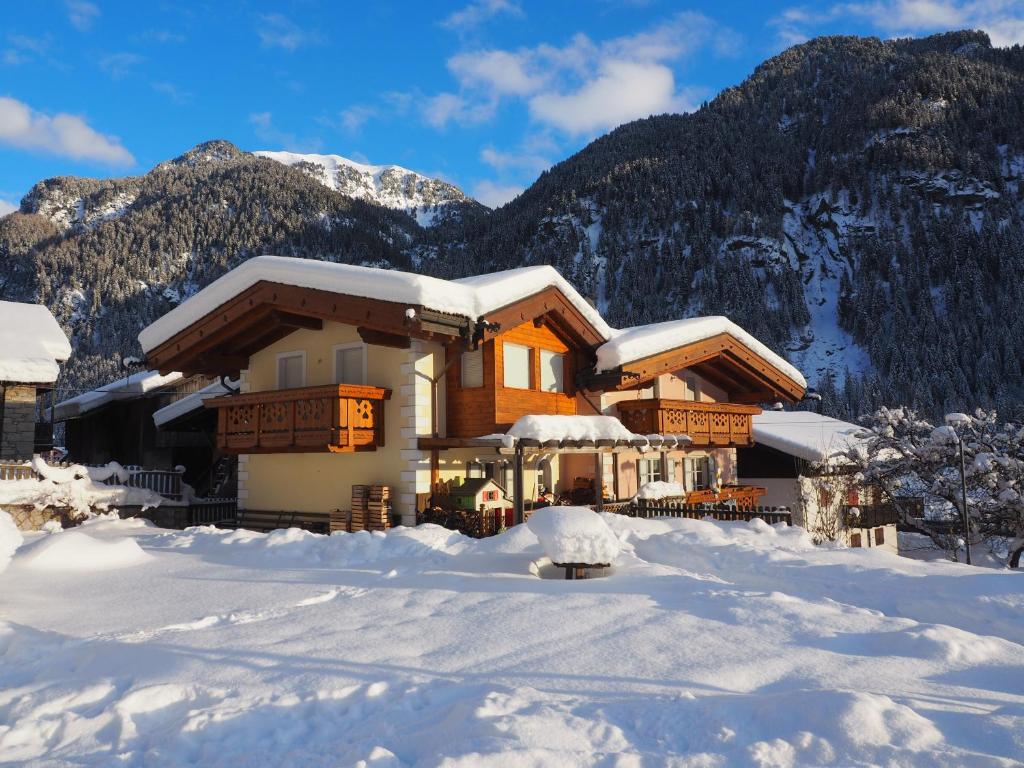 Nespecifikovaný výhled na hory nebo výhled na hory při pohledu z aparthotelu