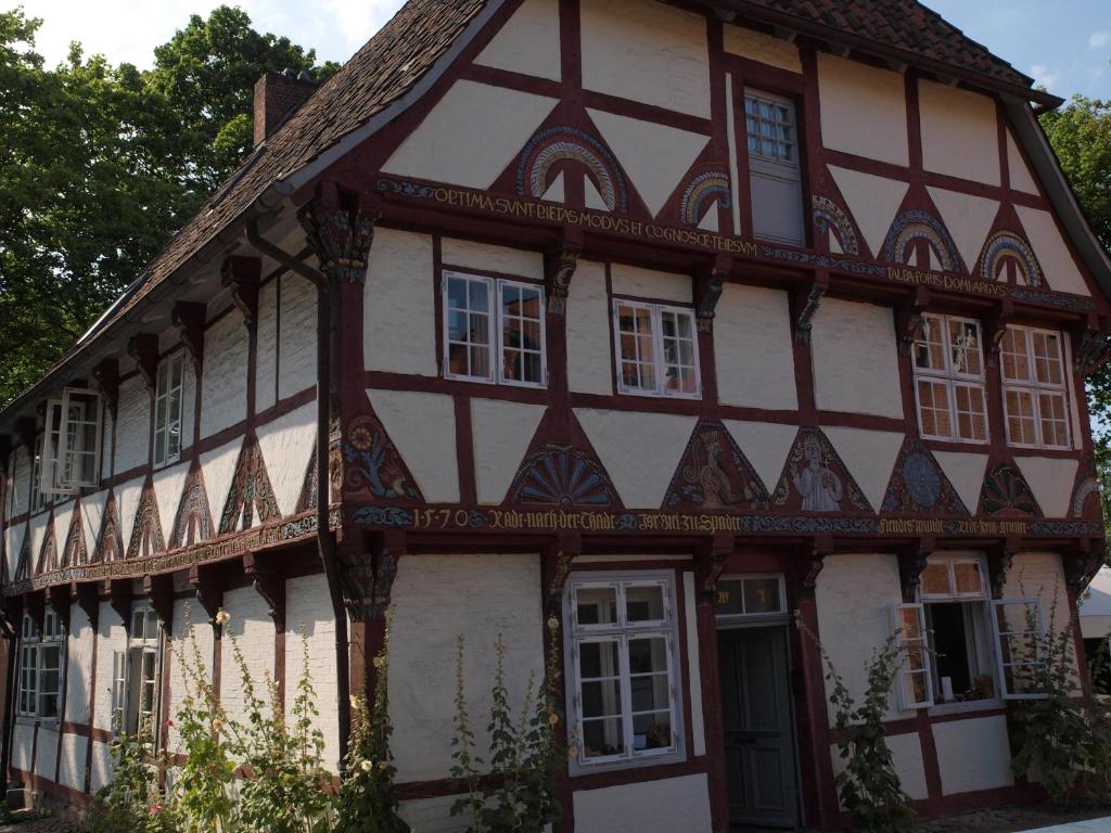 an old house with a half timbered at Klosterkrug Apartments in Lüneburg