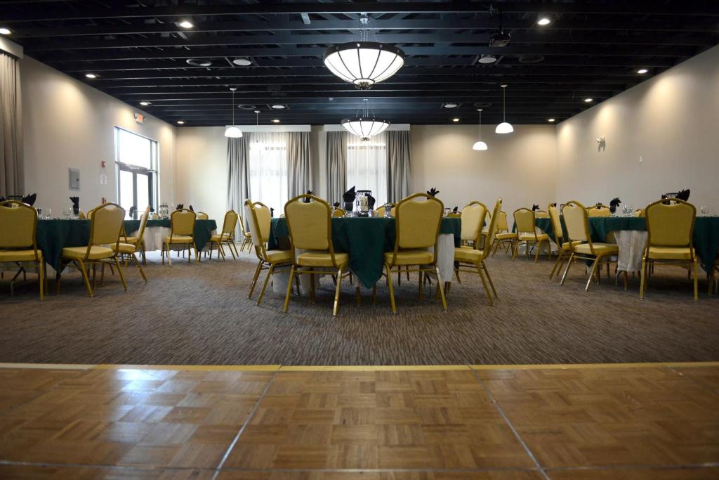 un salón de banquetes con mesas y sillas y una habitación con mesa y sillón en Holiday Inn El Paso West – Sunland Park, an IHG Hotel, en El Paso