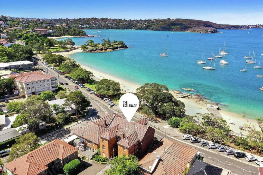 uma vista aérea de uma praia com barcos na água em Luxe-Coastal Balmoral Beachfront Apartment em Sydney