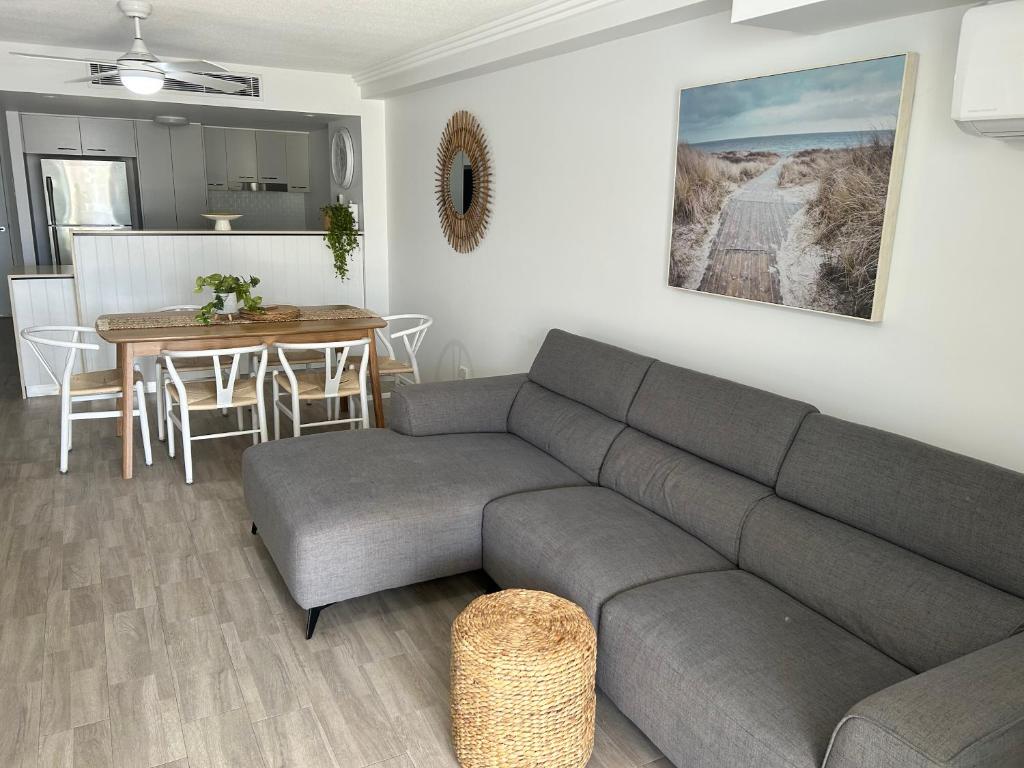 Posezení v ubytování Bargara Oceanfront Luxury Grd Flr Apartment