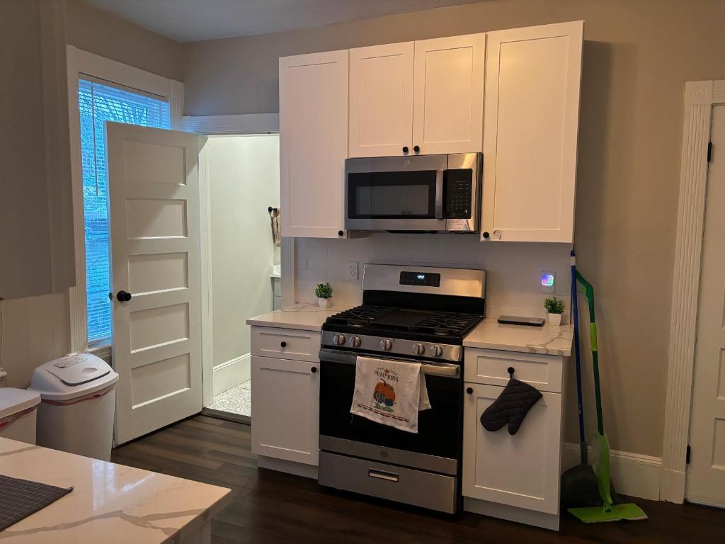 Kuchyň nebo kuchyňský kout v ubytování HomeStay B&B in Boston - 3 locations in Dorchester