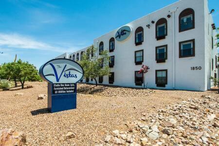 um edifício com um sinal em frente em Vistas 201- Modern Sierra Vista 1bd great location em Sierra Vista
