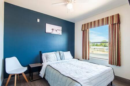 Un pat sau paturi într-o cameră la Vistas 201- Modern Sierra Vista 1bd great location