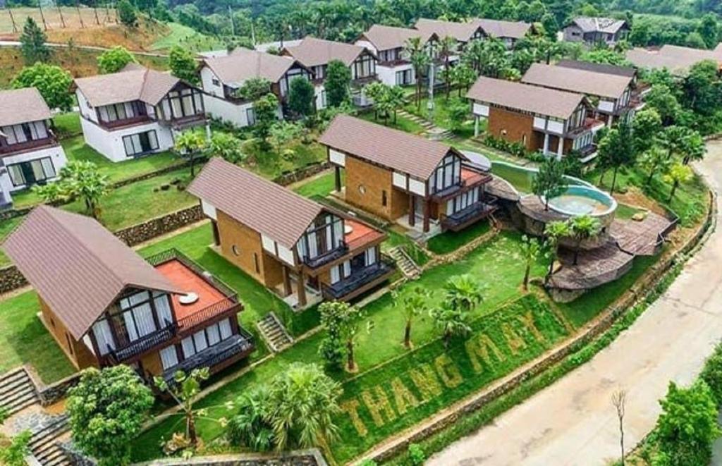 Thang Mây Village Resort في بافي: اطلالة جوية على منزل