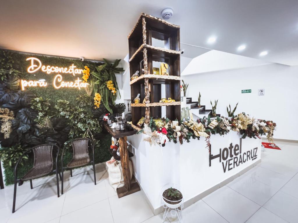 uma floricultura com uma exposição de flores e plantas em Hotel Boutique Veracruz termales em Santa Rosa de Cabal