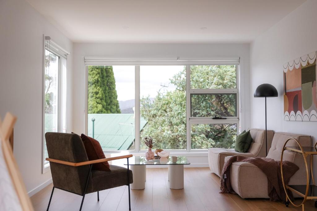 Posezení v ubytování Architect Home with View in Central Hobart