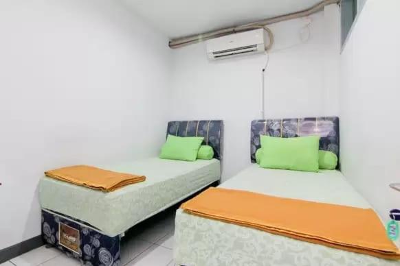 Katil atau katil-katil dalam bilik di Barrel Homestay, 4 mins Mentawai fast ferry, food, drink, sleep, transport by nginapdipadang