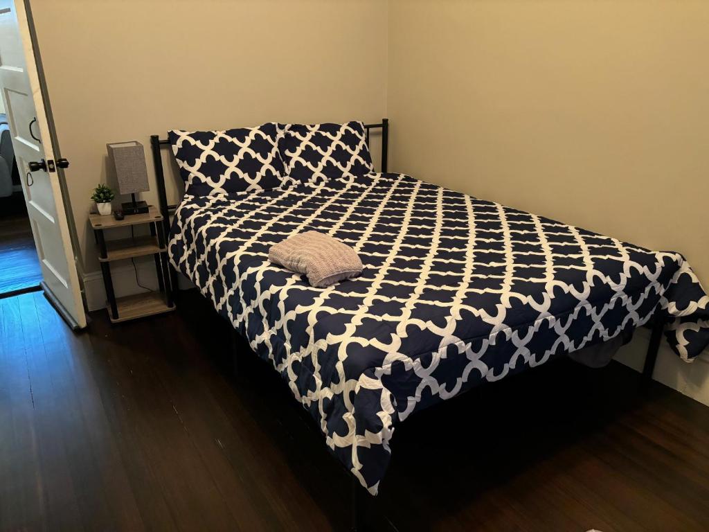 Postel nebo postele na pokoji v ubytování HomeStay B&B in Boston - 3 locations in Dorchester