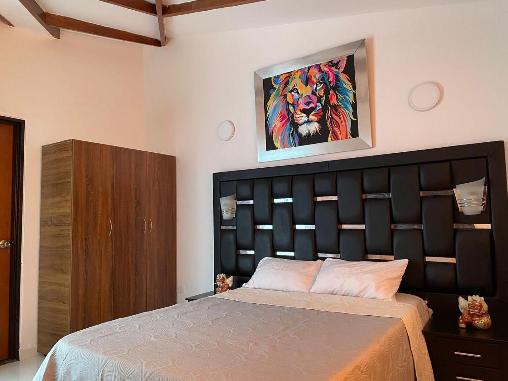 Łóżko lub łóżka w pokoju w obiekcie Apartaestudio estrato 6 frente al CC Campanario