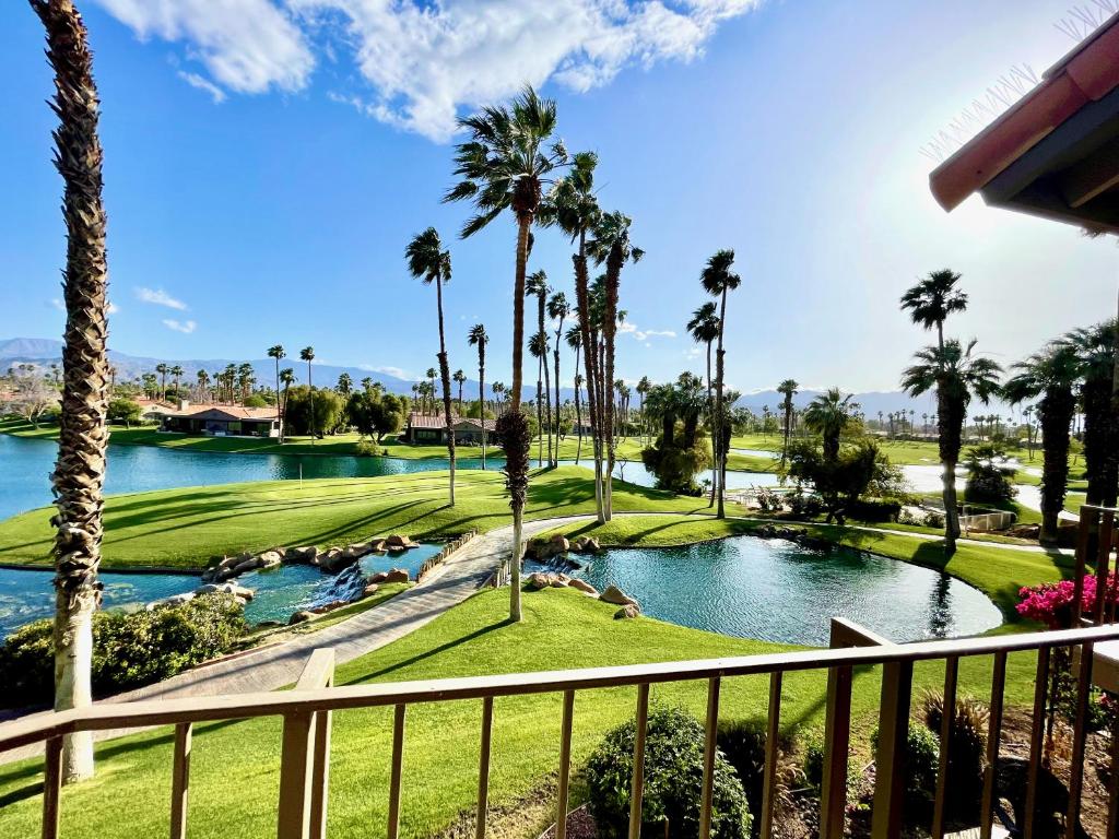 uitzicht op een golfbaan met palmbomen en een vijver bij The View/Palm Desert Boutique Inn in Palm Desert