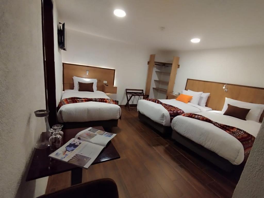 Postel nebo postele na pokoji v ubytování Casona Tobar Hotel
