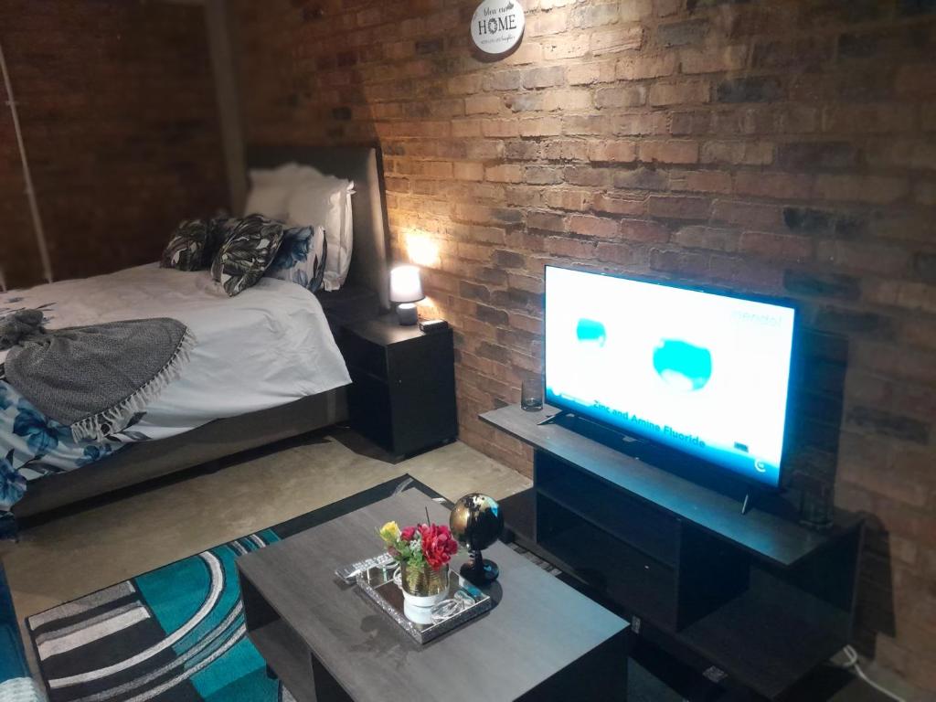 Μια τηλεόραση ή/και κέντρο ψυχαγωγίας στο Hide out Maboneng