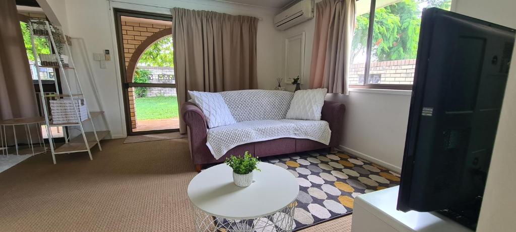 uma sala de estar com um sofá e uma televisão em Guesthouse in fantastic location em Brisbane