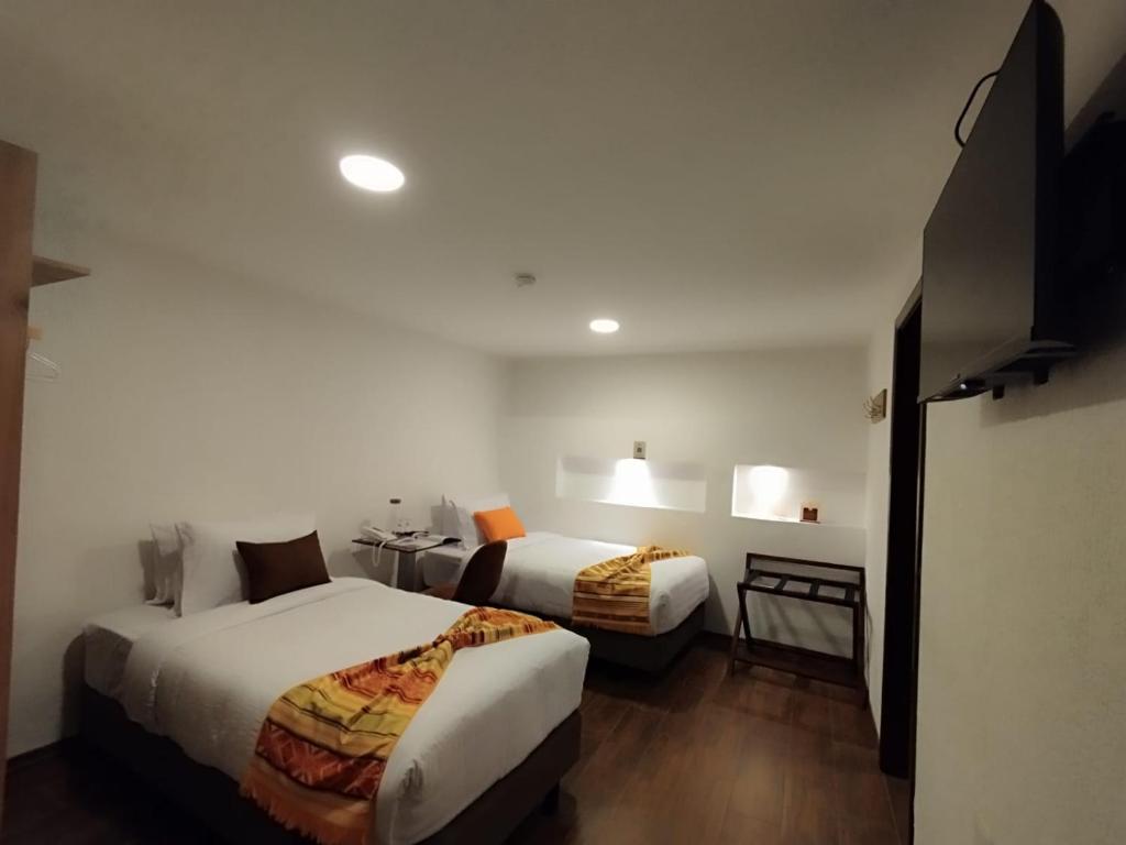 Postel nebo postele na pokoji v ubytování Casona Tobar Hotel