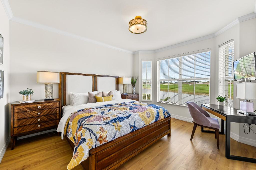 Schlafzimmer mit einem Bett, einem Schreibtisch und einem Fenster in der Unterkunft Catina Golf Condo at the Lely Resort in Naples