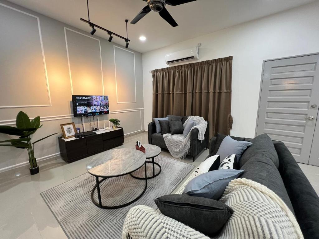 a living room with a couch and a table at FunkyVila4 14PAX 4BR Near188Tower, ArtStreet, HTTA in Kuantan