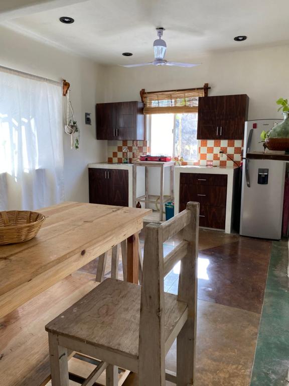 cocina con mesa de madera y silla de madera en Vive Huatulco, en Santa Cruz Huatulco