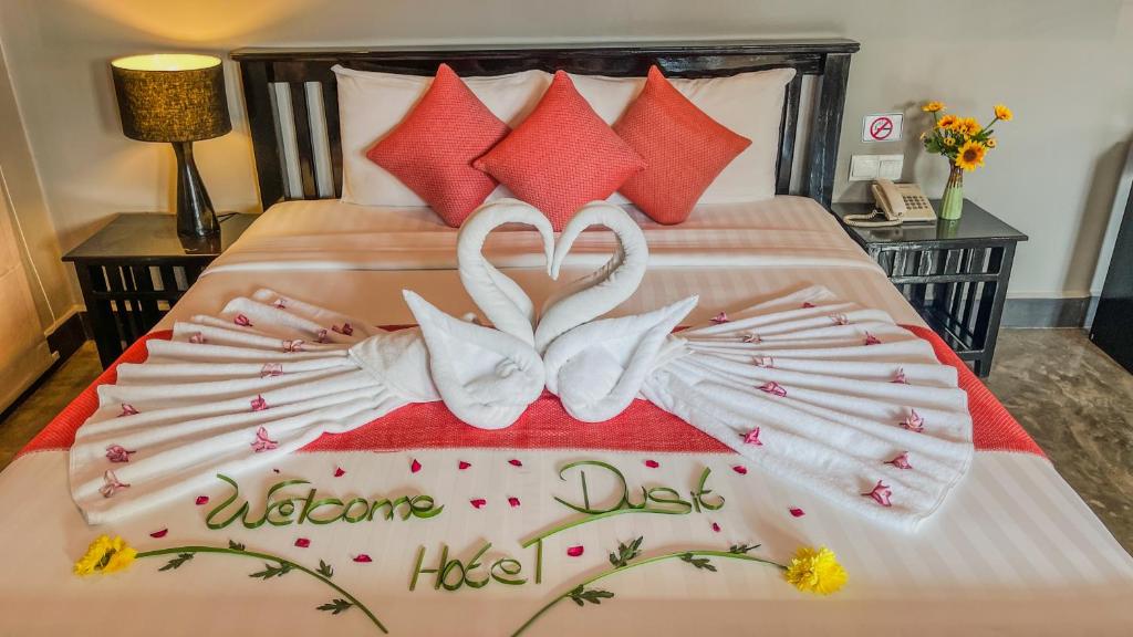 Postel nebo postele na pokoji v ubytování Dusit Hotel Siem Reap