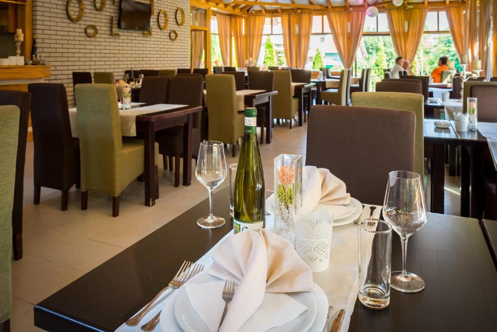 Un restaurante u otro lugar para comer en Hotel Danica