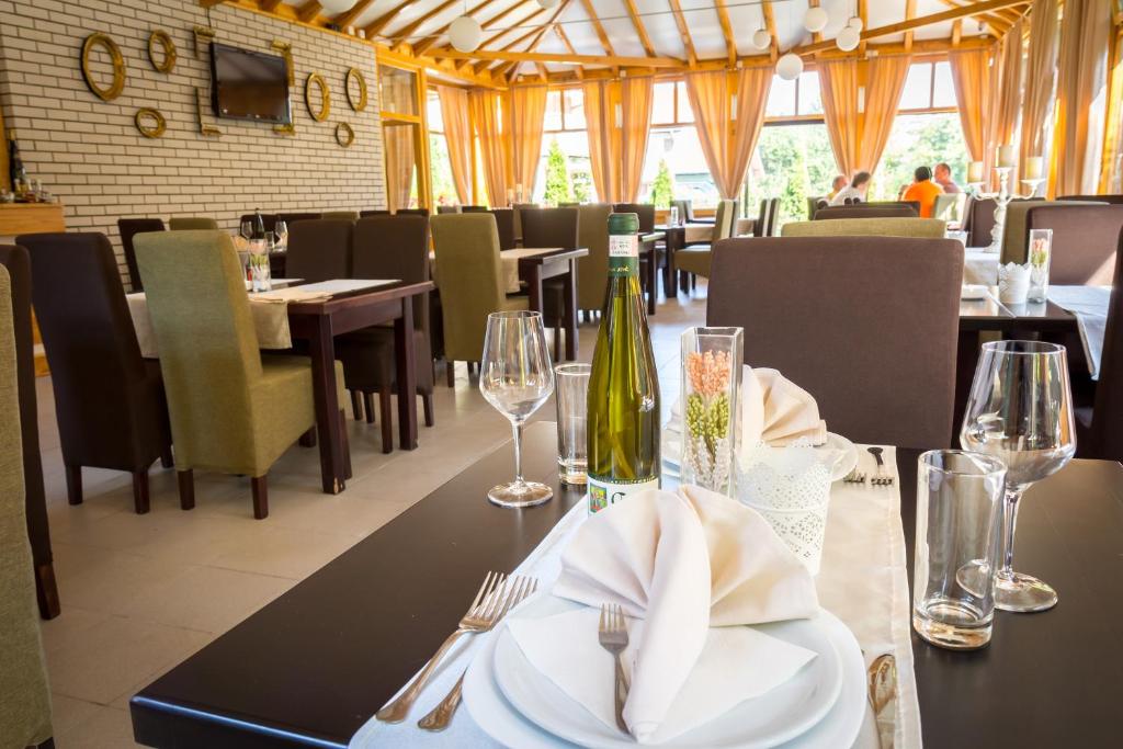 Un restaurante u otro lugar para comer en Hotel Danica