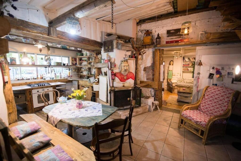 een keuken met een tafel en een eetkamer bij Tatra Magic in Malužiná