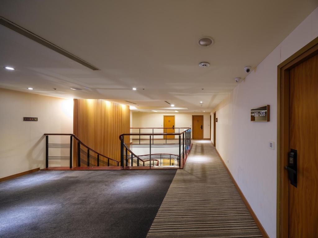 A bed or beds in a room at Rich & Free Hotel - Fuzhong 富逸旅趣-板橋府中館