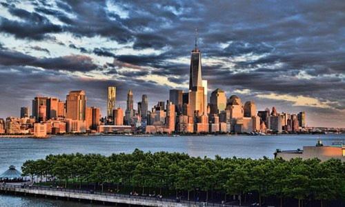 een uitzicht op een grote stad met een skyline van de stad bij Cozy apartment with city skyline. Easy commute midtown Manhattan. in Jersey City