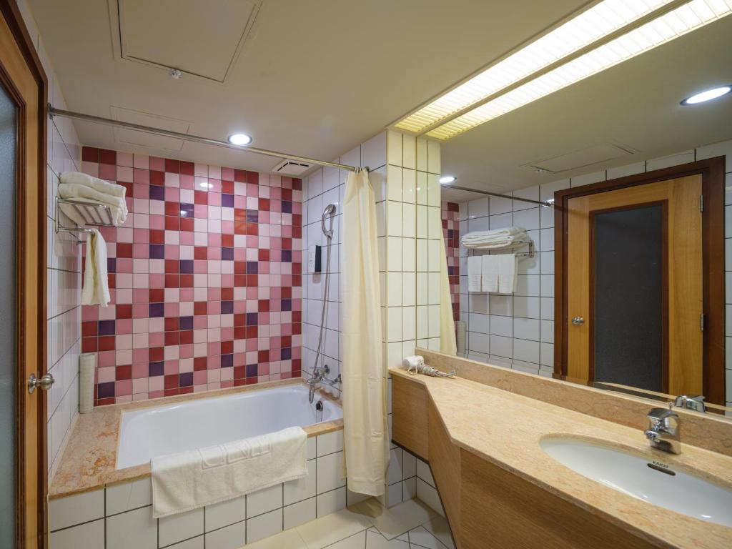 A bathroom at Rich & Free Hotel - Fuzhong 富逸旅趣-板橋府中館