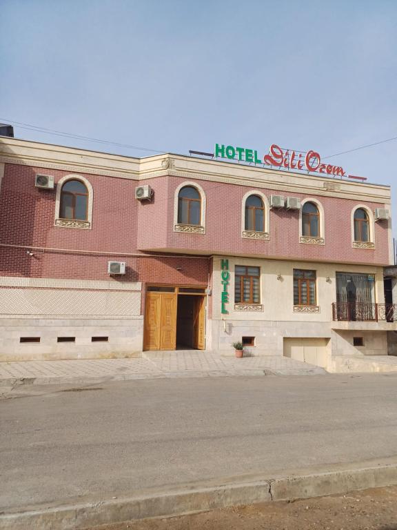 hotel z znakiem na dachu budynku w obiekcie Dili Orom Hotel w mieście Buchara