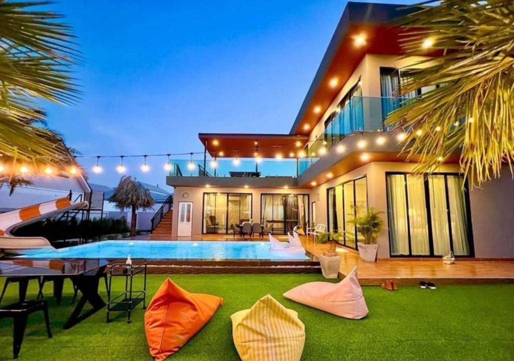 una casa con piscina en el patio en Por House99 poolvilla, en Hua Hin
