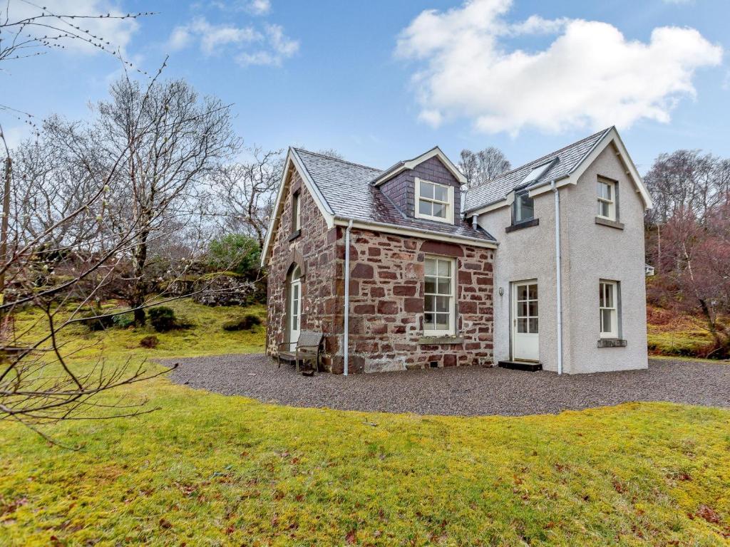 an old stone house with a yard at 3 bed in Achnasheen CA120 in Inveralligin
