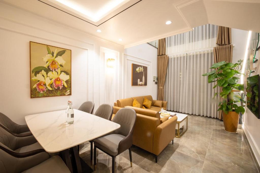 Khu vực ghế ngồi tại La Fleur Premium Central Apartment Hotel