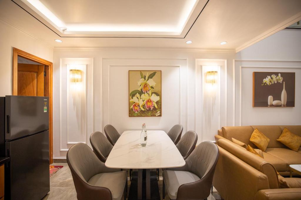 Khu vực ghế ngồi tại La Fleur Premium Central Apartment Hotel