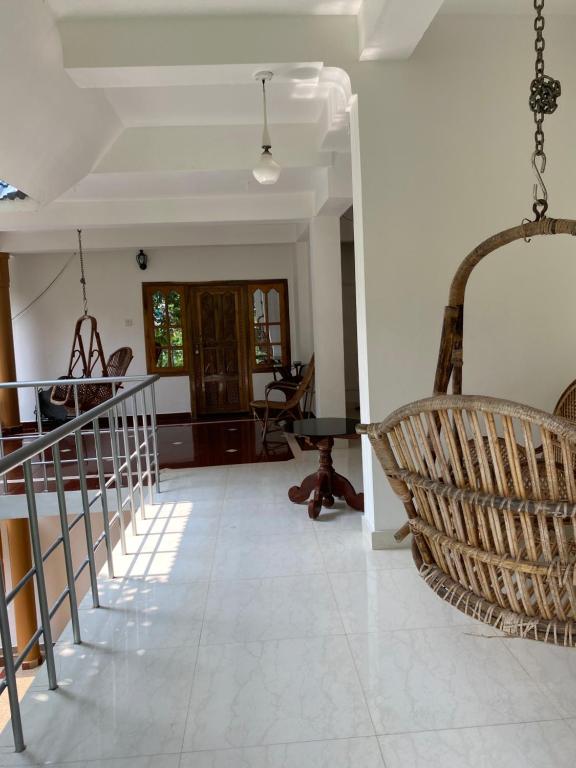 sala de estar con escalera y cestas de ratán en Tranquilou homestay, en Thekkady