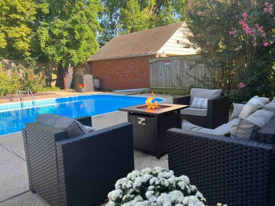 un patio con sillas y una mesa junto a la piscina en Blue Moon Cottage - Music Room, Inground Pool, en Owensboro