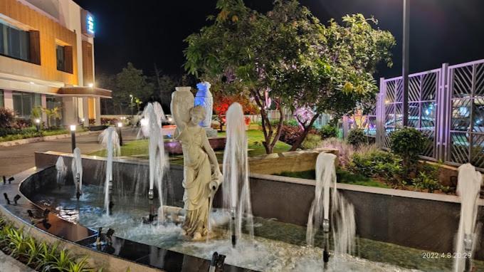 une fontaine avec une statue au milieu dans l'établissement HOTEL HARITHA MINERVA, à Siddipet
