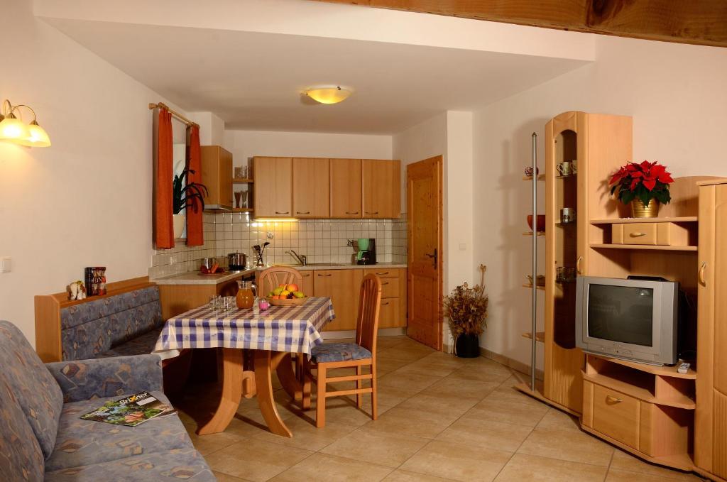 Il dispose d'une cuisine et d'un salon avec une table et une télévision. dans l'établissement Untermoar (Unterküchenmair), à Bressanone