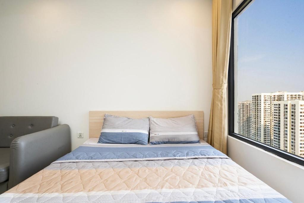 Llit o llits en una habitació de Shi House - Studios Toà S503 Vinhomes Grand Park Q9