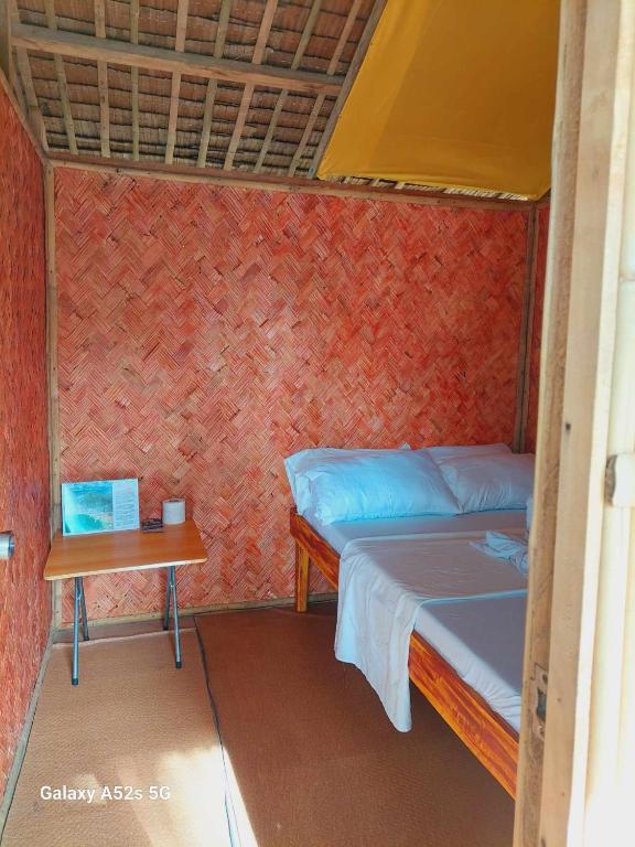 Postel nebo postele na pokoji v ubytování Kubo Inn & Beach Camp