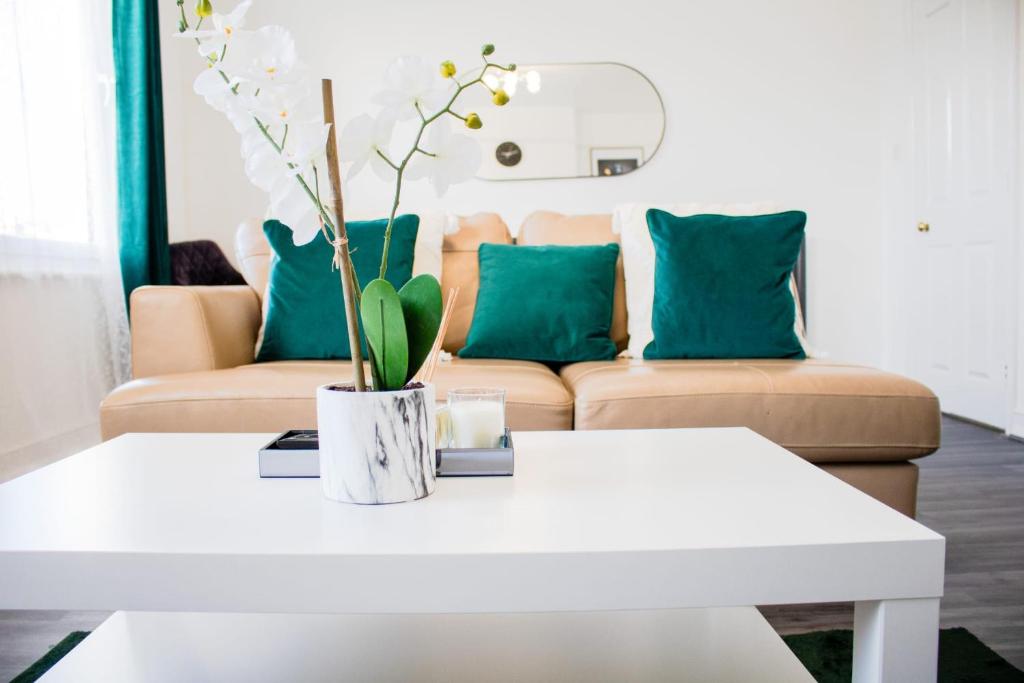 sala de estar con sofá y mesa de centro blanca en Stunning 1-Bedroom House in Crystal Palace London, en Londres