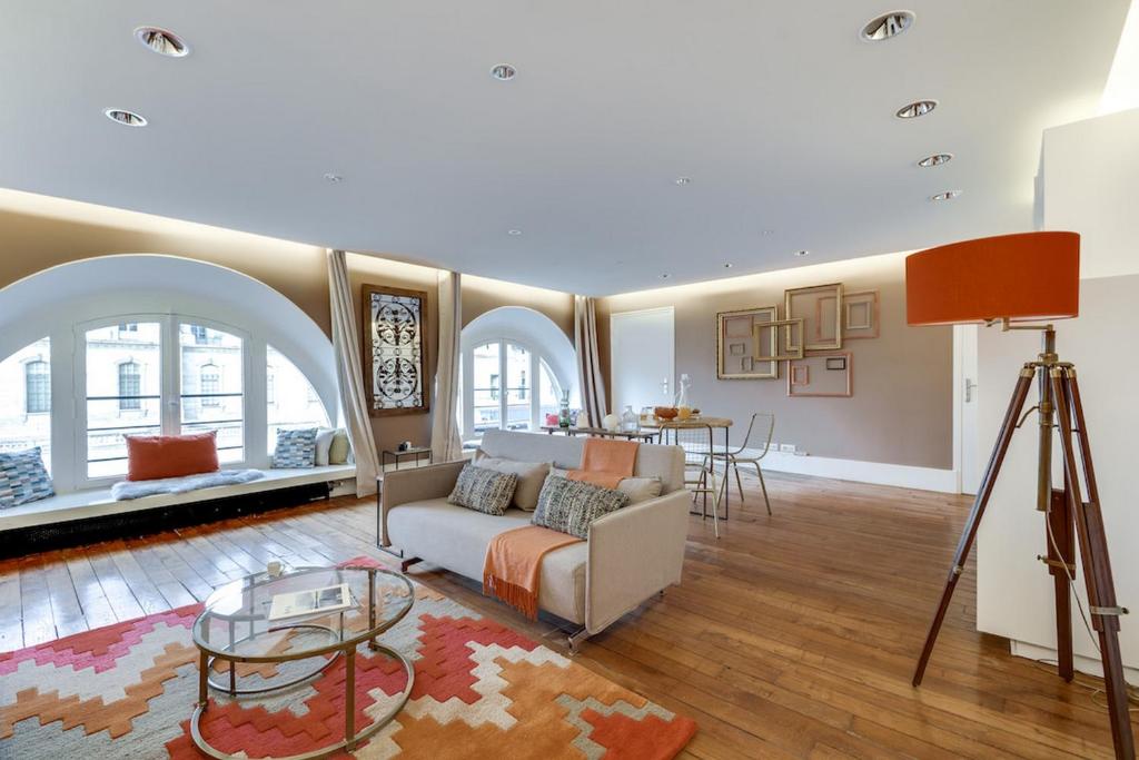 un soggiorno con divano e tavolo di Sweet Inn - Amiral de Coligny a Parigi