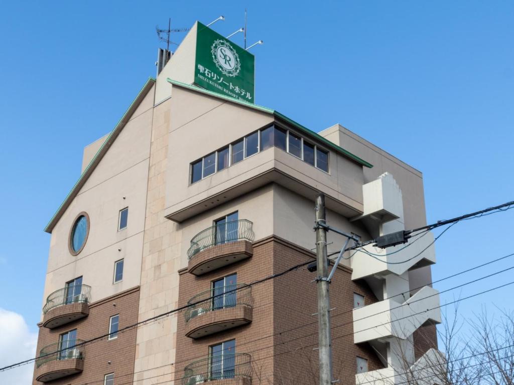 um edifício com uma placa no topo em shizukuishi RESORT HOTEL em Shizukuishi
