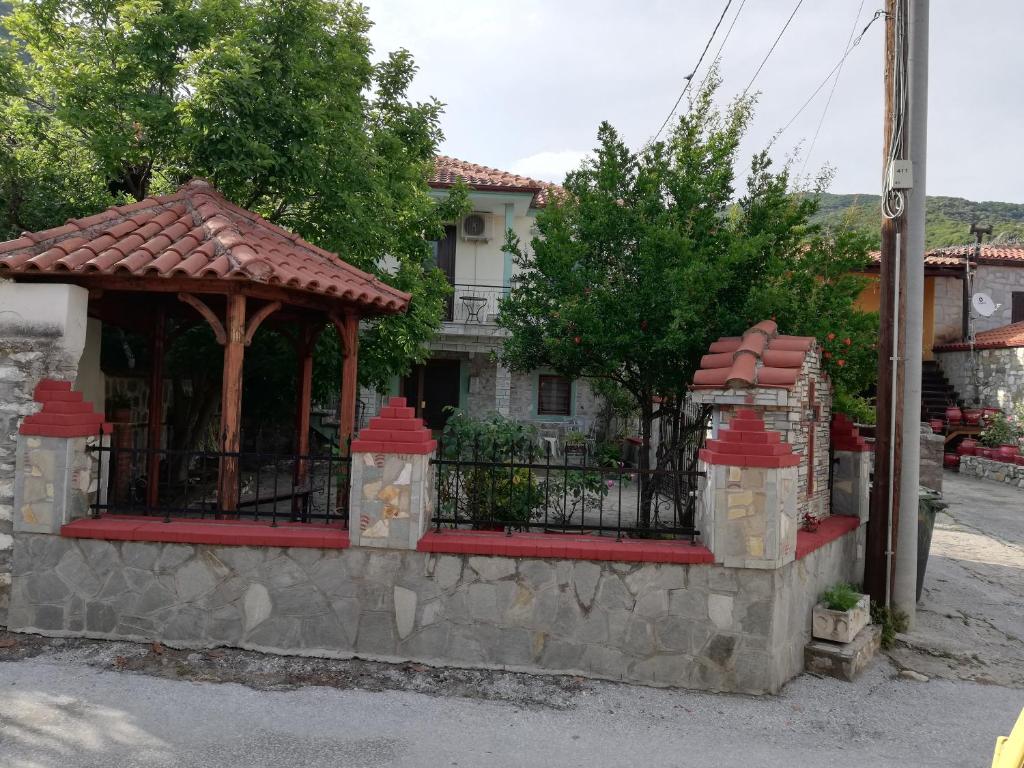 una casa con una puerta y una valla en Papa House, en Vrasná