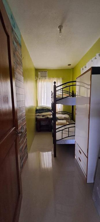 Tempat tidur susun dalam kamar di Cozy Samal Island House