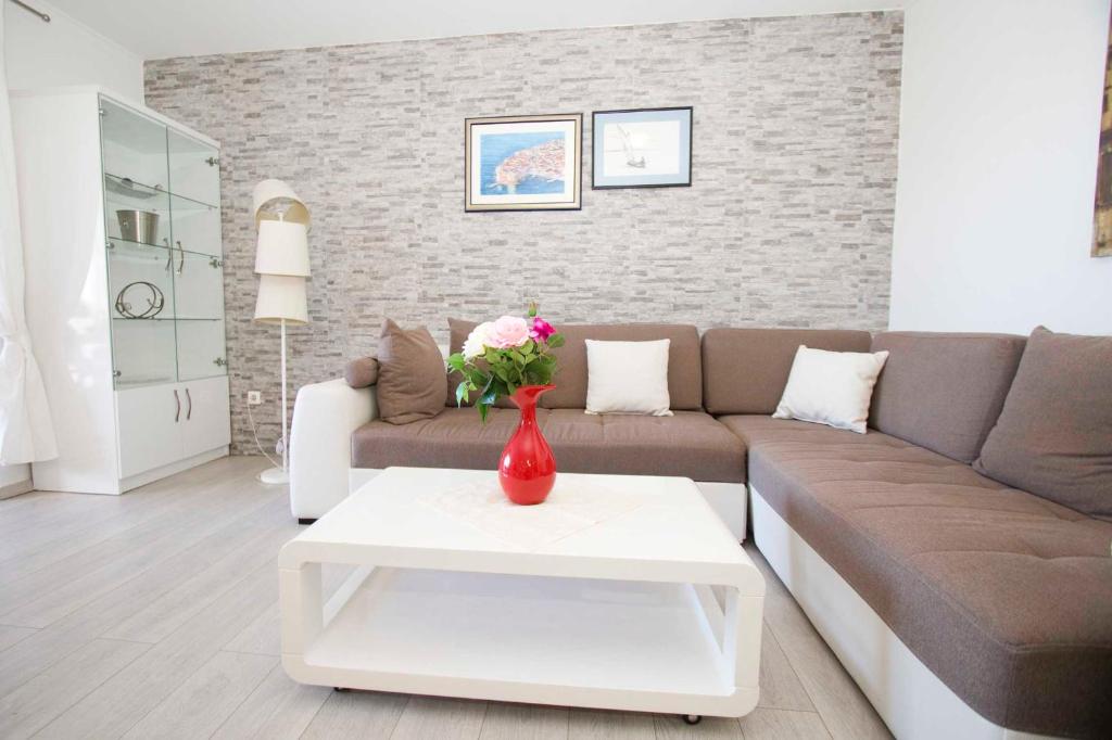 ein Wohnzimmer mit einem Sofa und einem Tisch in der Unterkunft Apartment Stipe Makarska in Makarska