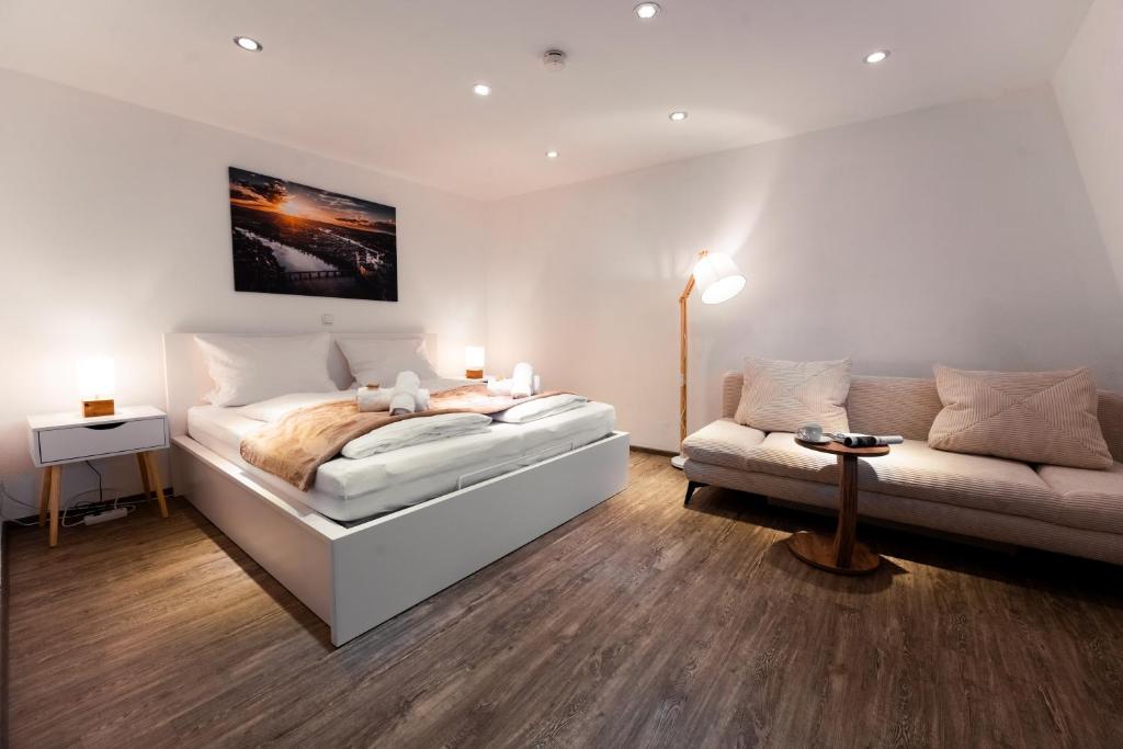 Säng eller sängar i ett rum på Moderne Stadtwohnung an der Fussgängerzone, Smart TV, Kingsize-Bett, Couch, Küche