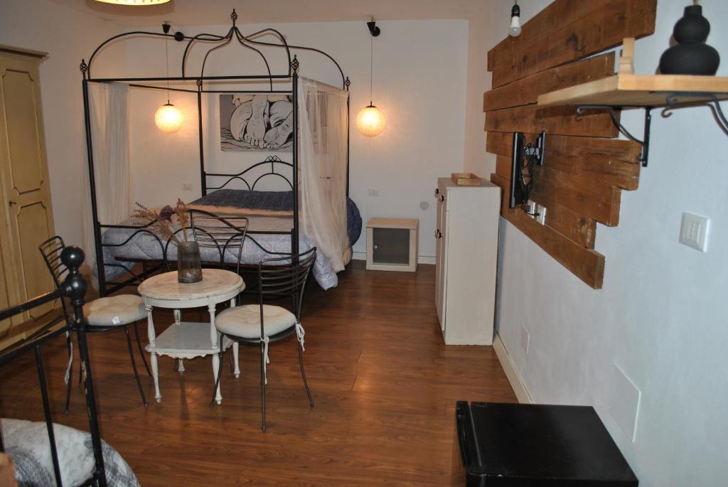 een kamer met een tafel en stoelen en een bed bij la morra in Viterbo